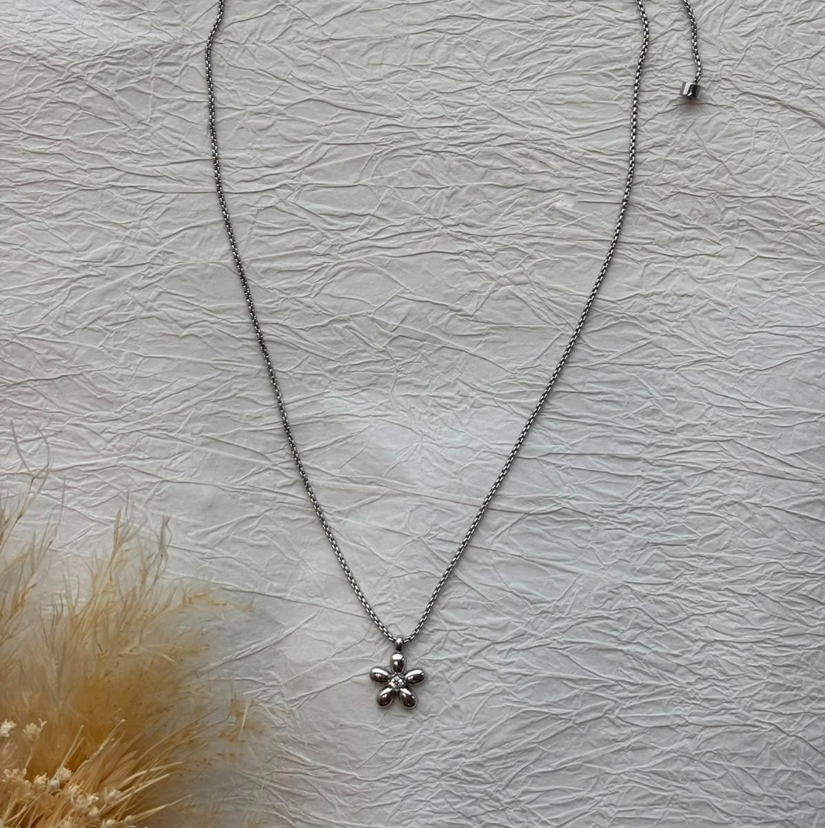 COLLIER FLORA