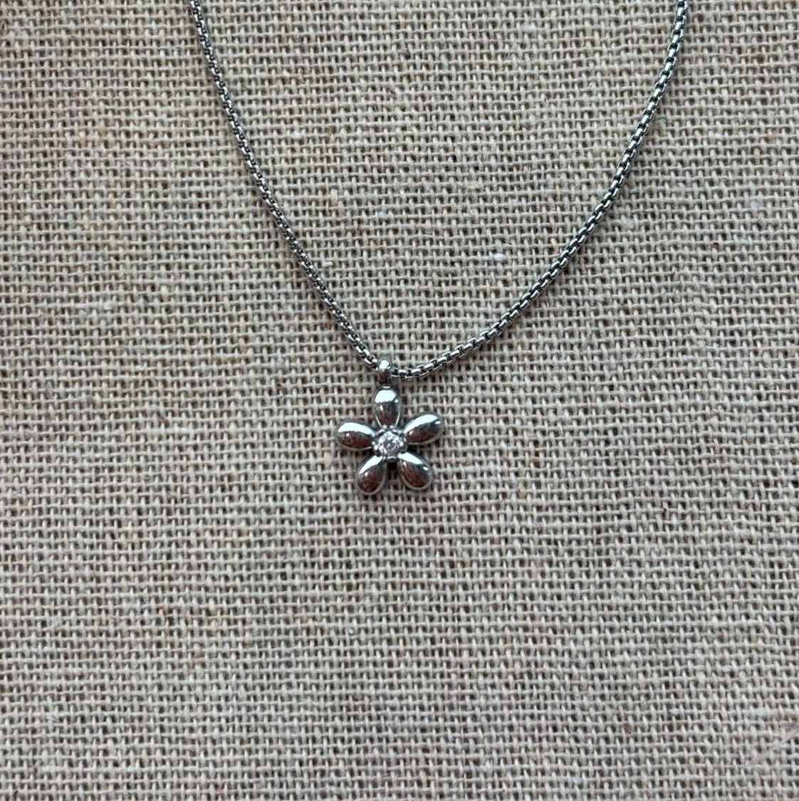 COLLIER FLORA